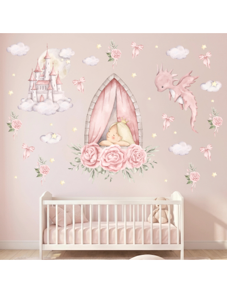 Adesivi murali Princess Dreams con principessa addormentata, castello, draghetto rosa, nuvole e fiori per cameretta