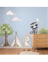 Adesivi murali con procione, coniglietto, albero e tenda indiana in stile acquerello applicati in una cameretta per bambini.