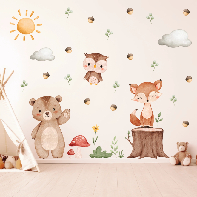 Adesivi murali con orsetto, volpe e civetta nel bosco in stile acquerello applicati in una cameretta per bambini.